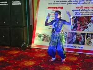 नन्हें बच्चें अपनी प्रस्तुति देते हुए